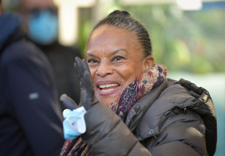     Christiane Taubira, tidligere justitsminister og krvinden  bag loven om bøsseægteskaber, førte valgkamp lørdag udenfor Paris for at afprøve sin mulige appel til venstrefløjsvælgerne. Foto: Julien de Rosa/Ritzau Scanpix
