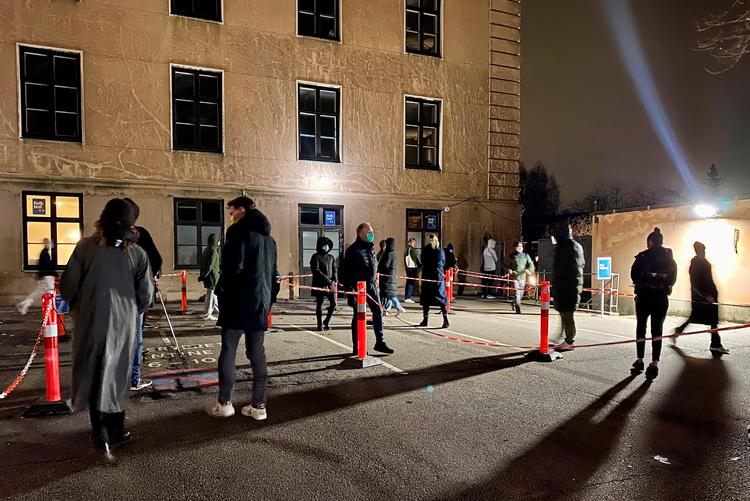 Både fysiske køer foran testcentrene som her ved Gentofte Rådhus og på de virtuelle platforme vokser. I hovedstaden er det stot set umuligt at få en PCR-test før juleaften. Foto: Thomas Borberg