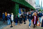 Byliv i Rotterdam i dag. I morgen lukker Holland ned.  Foto: Marco De Swart/Ritzau Scanpix