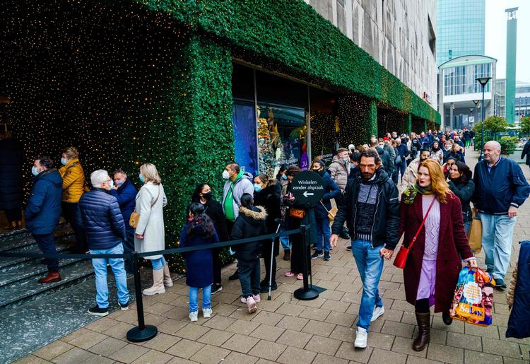 Byliv i Rotterdam i dag. I morgen lukker Holland ned.  Foto: Marco De Swart/Ritzau Scanpix
