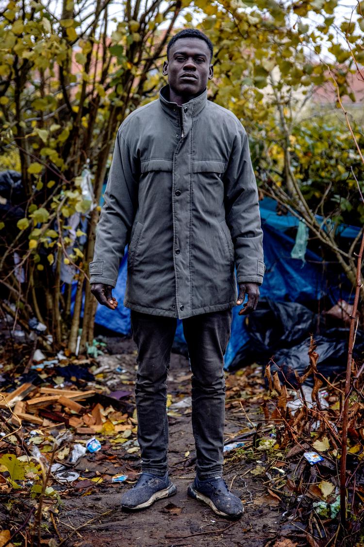    Giasan David på 18 år har været fire år undervejs fra Sudan til en lejr med spinkle enmandstelte uden oversejl i Calais. Han har prøvet at komme med en gummibåd over Den Engelske Kanal. Nu er han bange, men han vil for enhver pris ud af helvedet i Calais. Foto: Jacob Ehrbahn