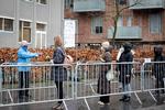 Københavns Universitet har indført vagter ved indgangen til eksamensbygningen på Peter Bangs Vej, Frederiksberg, for at sikre, atafstandskravet bliver overholdt. Foto: Marius Renner