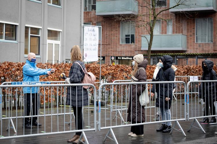 Københavns Universitet har indført vagter ved indgangen til eksamensbygningen på Peter Bangs Vej, Frederiksberg, for at sikre, atafstandskravet bliver overholdt. Foto: Marius Renner