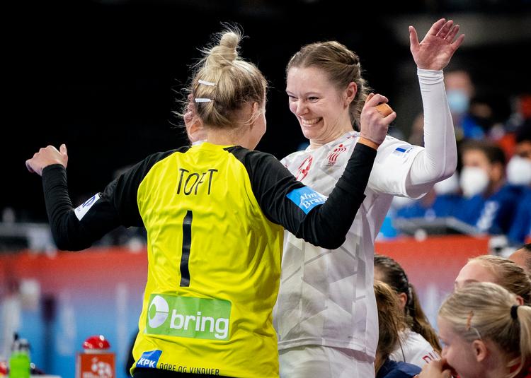 Målvogteren Sandra Toft (tv.) vandt sin første medalje med landsholdet, mens Anne Mette Hansen jubler over sin anden VM-bronzemedalje. Foto: Liselotte Sabroe/Ritzau Scanpix