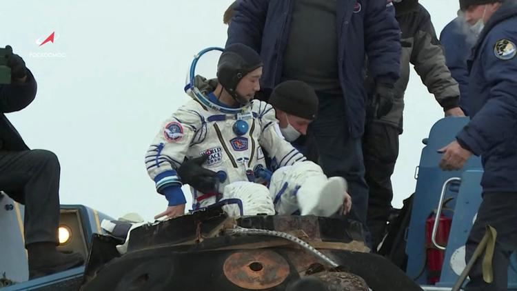 Den japanske milliardær Yusaku Maezawa er tilbage på Jorden efter at have tilbragt 12 dage på Den Internationale Rumstation, ISS. Foto: Roscosmos/Ritzau Scanpix