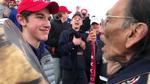 Nicholas Sandmann (tv) under det møde med den indfødte trommespiller, der fik en række medier til at beskrive den unge mand og hans skolekammerater som racister. Foto: Social Media/Ritzau Scanpix