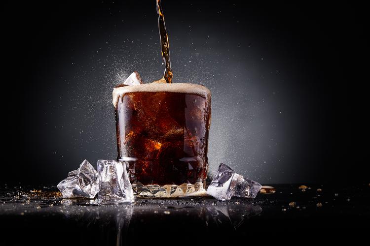 Dagen derpå er cola uimodståelig for mange tømmermandsramte. Men der er ingen grund til at vælge de dyre udgaver, viser Politikens test af colaer. Foto: Mikkel Bækgaard