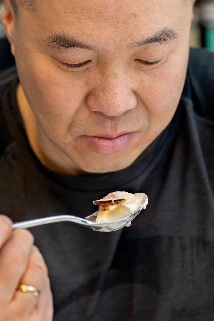 Mens smagssansen næsten er tilbage, kæmper Thanh Ho stadig med at lugte efter at være blevet smittet med corona. Kokken skønner, at hans lugtesans i dag ligger på cirka 60 procent af normalen.  Foto: Finn Frandsen