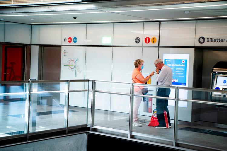 Tidligere coronasmittede, som igen er raske og symptomfri, risikerer at blive forhindret i at tage toget på juleferie på grund af kravet om coronapas. Partier kalder det usmidigt. Foto: Anthon Unger