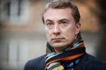 Mandag er ankesagen ved Østre Landsret mod Dansk Folkepartis næstformand, Morten Messerschmidt, begyndt. Han blev ved Retten i Lyngby idømt seks måneders betinget fængsel for EU-svig og dokumentfalsk. Efterfølgende har Messerschmidt anklaget dommeren for at være inhabil, fordi han likede et opslag på Facebook, der kunne læses som kritisk over for Morten Messerschmidt. På billedet ankommer DF-politikeren til retten. Foto: Jens Dresling
