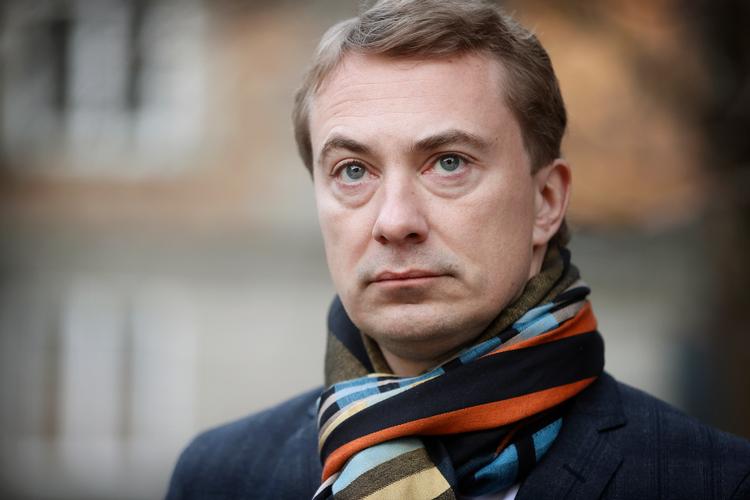 Mandag er ankesagen ved Østre Landsret mod Dansk Folkepartis næstformand, Morten Messerschmidt, begyndt. Han blev ved Retten i Lyngby idømt seks måneders betinget fængsel for EU-svig og dokumentfalsk. Efterfølgende har Messerschmidt anklaget dommeren for at være inhabil, fordi han likede et opslag på Facebook, der kunne læses som kritisk over for Morten Messerschmidt. På billedet ankommer DF-politikeren til retten. Foto: Jens Dresling