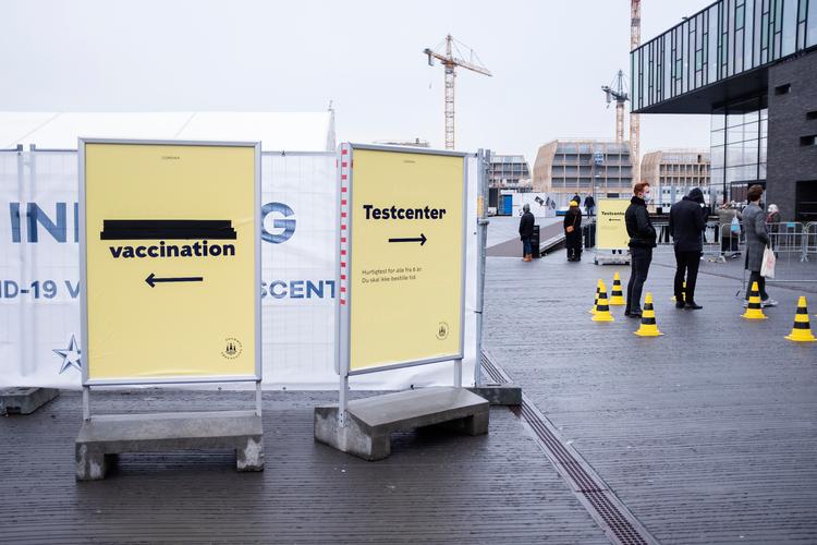 Fremover defineres nære kontakter kun som dem, der er udsat for smitte i hjemmet. De skal gå i selvisolation og testes på fjerde- og sjettedagen. Foto: Thomas Borberg