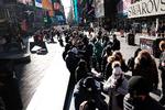 NEW YORK CITY - DECEMBER 20: People wait in long lines in Times Square to get tested for Covid-19 on December 20, 2021 in New York City. New York City, which was initially overwhelmed by the Covid pandemic, has once again seen case numbers surge as the new omicron variant becomes dominant. Positivity rates in the city now stand at 8.41% with hospitalizations down slightly. Spencer Platt/Getty Images/AFP == FOR NEWSPAPERS, INTERNET, TELCOS &amp; TELEVISION USE ONLY == Foto: Spencer Platt/Ritzau Scanpix