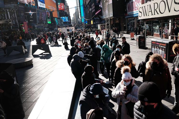NEW YORK CITY - DECEMBER 20: People wait in long lines in Times Square to get tested for Covid-19 on December 20, 2021 in New York City. New York City, which was initially overwhelmed by the Covid pandemic, has once again seen case numbers surge as the new omicron variant becomes dominant. Positivity rates in the city now stand at 8.41% with hospitalizations down slightly. Spencer Platt/Getty Images/AFP == FOR NEWSPAPERS, INTERNET, TELCOS &amp; TELEVISION USE ONLY == Foto: Spencer Platt/Ritzau Scanpix