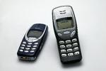 To Nokia-telefoner, den ene en 3310, der dog først blev introduceret i 2000 - altså godt otte år efter verdens første sms blev sendt. Foto: Jacob Ehrbahn/Ritzau Scanpix