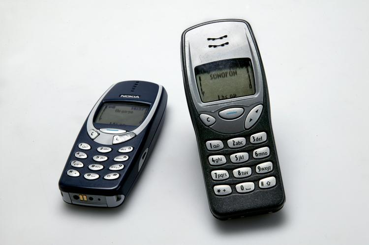 To Nokia-telefoner, den ene en 3310, der dog først blev introduceret i 2000 - altså godt otte år efter verdens første sms blev sendt. Foto: Jacob Ehrbahn/Ritzau Scanpix