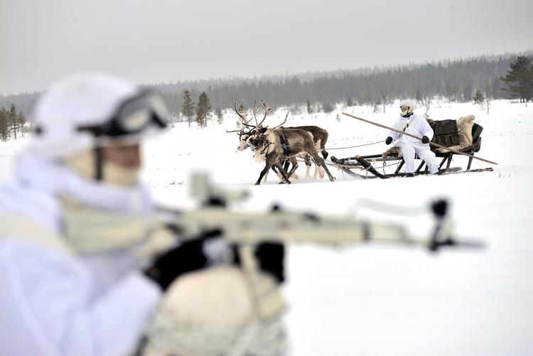 Rusland har moderniseret sit militær i Arktis med avancerede missiler og udbygget flybaser. Men både rensdyr og hundeslæde indgår også i moderne 'vinterkrig'
 Foto: Handout/Ritzau Scanpix
