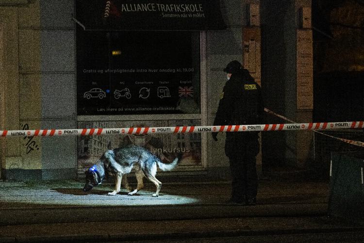 På Åboulevarden 39 på Frederiksberg blev en ung mand ramt af giveligt af flere skud på kroppen. I alt var der fire skud-episoder på seks dage i begyndelsen af december. Foto: Thomas Borberg