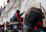 Fire døde, hundredvis blev kvæstet og mere end 700 blev anholdt, da et stort antal mennesker pressede sig vej gennem politiets afspærringer og tiltvang sig adgang til kongressen. Foto: Shannon Stapleton/Ritzau Scanpix