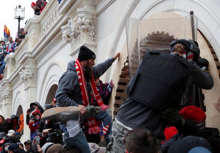 Fire døde, hundredvis blev kvæstet og mere end 700 blev anholdt, da et stort antal mennesker pressede sig vej gennem politiets afspærringer og tiltvang sig adgang til kongressen. Foto: Shannon Stapleton/Ritzau Scanpix