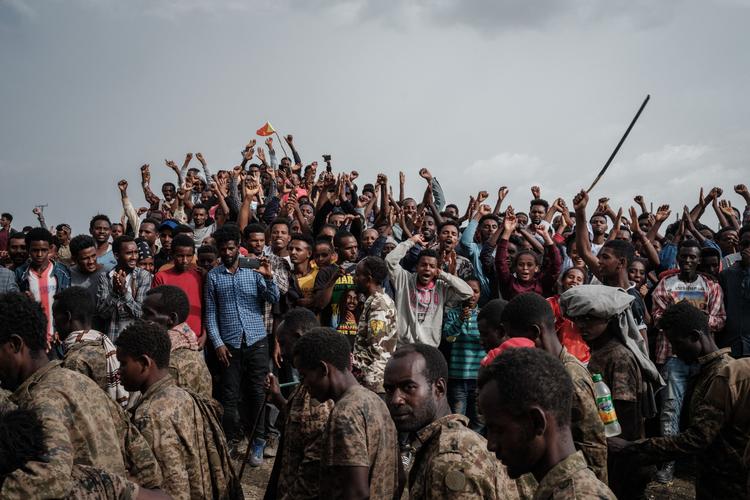 Urolighederne i Etiopien har stået på længe. Her er det tilbage i juli, hvor tilfangetagne soldater vandrer mod en folkemængde i Mekele, der er hovedstad i Tigray-regionen.  Foto: Yasuyoshi Chiba/Ritzau Scanpix