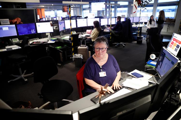 Der er travlest hos 1813 om eftermiddagen og aftenen, men der er små ting, man kan gøre for at lette presset og forkorte ventetiderne, siger vagtleder Britta Hansson.   Foto: Jens Dresling