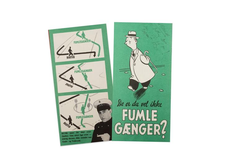 For- og bagsiden af pjecen, der kunne foldes ud to gange, så der var meget mere information om at undgå at blive fumlegænger. 