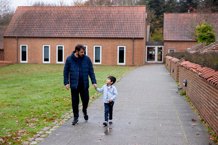 Flygtningefædre, som venter længe på familiesammenføring, er i stor risiko for at udvikle psykiatriske diagnoser. Afghaneren Bashir Ahmad Khalil var heldig at få sin søn, Mohammad, og den nære familie med til Danmark.
 Foto: Thomas Borberg
