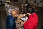Ansatte hos Pfizer tjekker kasser med den nye pille på virksomhedens distributionsanlæg i Memphis.  Foto: Pfizer/Ritzau Scanpix
