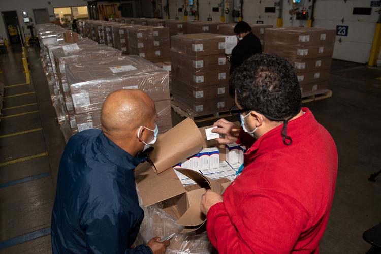 Ansatte hos Pfizer tjekker kasser med den nye pille på virksomhedens distributionsanlæg i Memphis.  Foto: Pfizer/Ritzau Scanpix