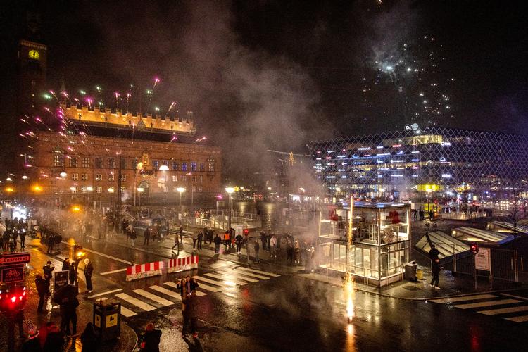 Sidste år var dele af Rådhuspladsen spærret af med hegn nytårsaften.  Foto: Jesper Houborg