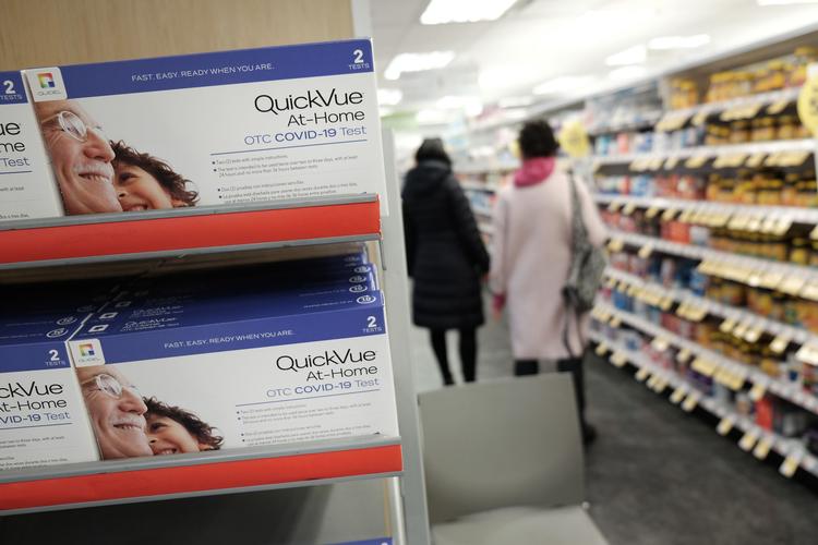 NEW YORK, NEW YORK - DECEMBER 22: A take-home COVID-19 testing kit is displayed on the shelf of a Manhattan drugstore on December 22, 2021 in New York City. CityMD, which is one of the most popular testing businesses, temporarily closed 13 locations in the city due to staffing issues amid a surge in demand. New York City has once again seen COVID-19 case numbers rise as the new omicron variant has become the dominant version of the coronavirus in the U.S., accounting for 73 percent of new cases. Spencer Platt/Getty Images/AFP == FOR NEWSPAPERS, INTERNET, TELCOS &amp; TELEVISION USE ONLY == Foto: Spencer Platt/Ritzau Scanpix