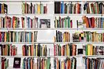 Biblioteket giver fornem service - en bestilling på telefonen, og så får jeg besked, når min bog er klar. Hvorfor så fylde hjemmet op med bøger, når jeg har læst dem? Foto: Maud Lervik