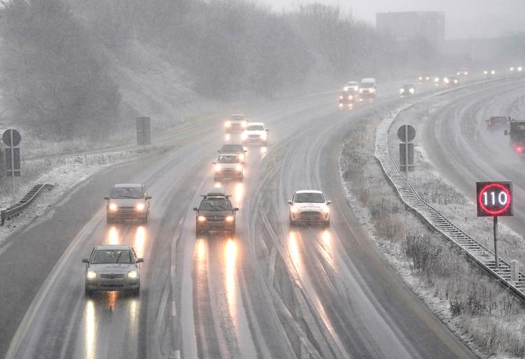 Snevejr i trekantsområdet i Jylland tidligere i dag. Her på motorvejen ved Den Nye Lillebæltsbro. Foto: Claus Fisker/Ritzau Scanpix