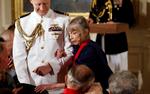 Writer Joan Didion is escorted to her seat after U.S. President Barack Obama awarded her the 2012 National Humanities Medal during a ceremony at the White House in Washington July 10, 2013. REUTERS/Kevin Lamarque/File Photo   Foto: Kevin Lamarque/Ritzau Scanpix