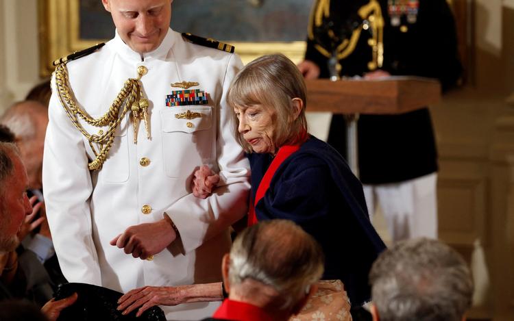 Writer Joan Didion is escorted to her seat after U.S. President Barack Obama awarded her the 2012 National Humanities Medal during a ceremony at the White House in Washington July 10, 2013. REUTERS/Kevin Lamarque/File Photo   Foto: Kevin Lamarque/Ritzau Scanpix