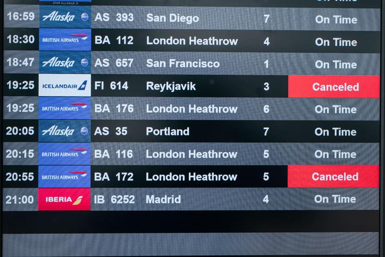 NEW YORK, NY - DECEMBER 24: An information screen lists multiple cancelled flights at Terminal 7 of John F. Kennedy International Airport on December 24, 2021 in New York City. Thousands of travelers were left stranded across the country after multiple airlines cancelled Christmas Eve flights Friday due to rising Omicron variant cases of COVID-19, staffing shortages and severe weather. Scott Heins/Getty Images/AFP == FOR NEWSPAPERS, INTERNET, TELCOS &amp; TELEVISION USE ONLY == Foto: Scott Heins/Ritzau Scanpix