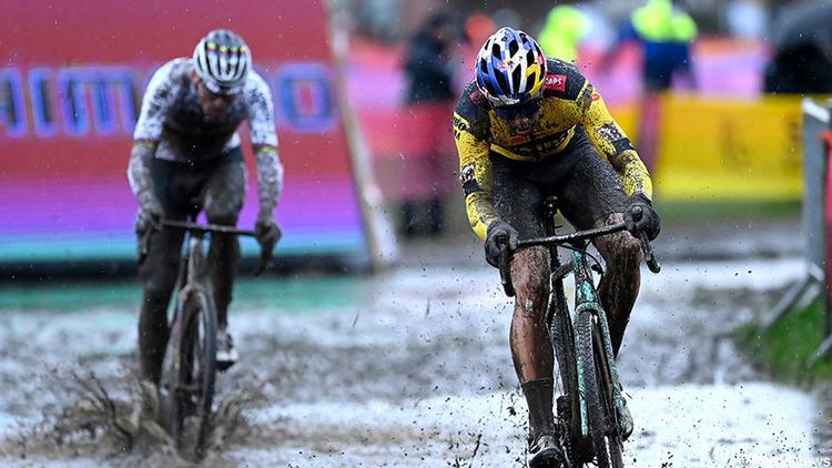 Wout van Aert (t.h.) og Mathieu van der Poel er klar til vinterens første først duel i cykelcross.. Foto: Jumbo-Visma. 