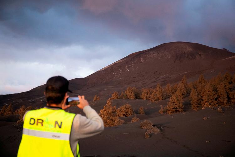 Denne mand bruger en drone til at tage billeder af et af årets mest omtalte vulkaner, Cumbre Vieja. Foto: borja suarez/Ritzau Scanpix