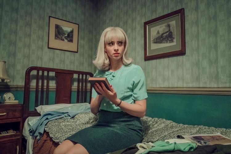 Den jødiske frisør Vivien Epstein affarver sit mørke hår og går undercover for at infiltrere nynazisternes organisation.  Foto: DR