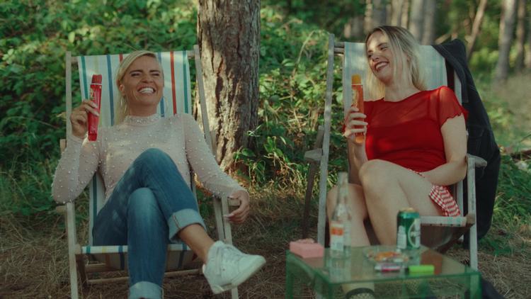 Der er en helt særlig charme over grineflips-kemien mellem Jose (Josephine Park) og Asta (Rosemarie Mosbæk) 