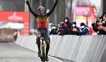 Wout van Aert jubler over sin fjerde sejr i ligeså mange crossstarter i denne sæson. Foto: Jumbo-Visma. 