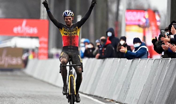Wout van Aert jubler over sin fjerde sejr i ligeså mange crossstarter i denne sæson. Foto: Jumbo-Visma. 