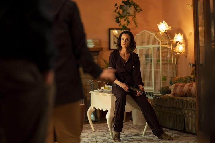 Juliette Lewis er fremragende som den voksne udgave af trailerparkpigen Natalie. Foto: PR-foto: Paramount +