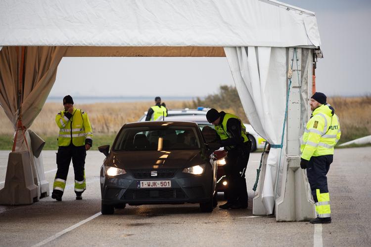 Politiet fotograferet i november 2019, hvor de udøver grænsekontrol ved Øresundstunnelens afslutning. Foto: Thomas Borberg