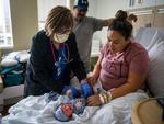 Sygeplejerske Stacey Ladd med nyfødte Mateo Chris Mejia og hans forældre, Amanda Ramos og Chris Mejia,  på Children's Hospital i San Antonio, Texas, 4. november 2021. A surge in births in Texas comes amid a declining birthrate nationwide. (Matthew Busch/The New York Times) Foto: Matthew Busch/Ritzau Scanpix