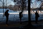 Tusinder står hver dag i køb for at blive vaccineret, blandt andet i Fælledparken i København. Foto: Thomas Borberg