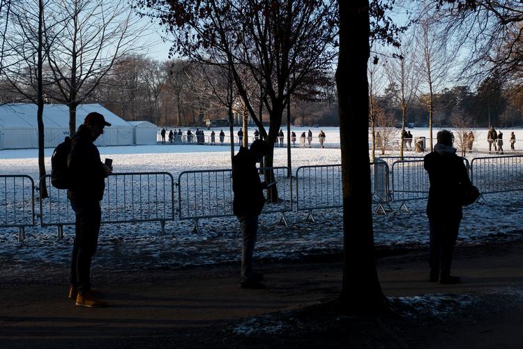 Tusinder står hver dag i køb for at blive vaccineret, blandt andet i Fælledparken i København. Foto: Thomas Borberg