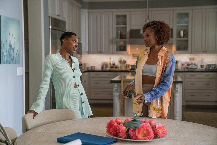 T.v. Molly, der spilles af nigerianske Yvonne Orji, og t.h. seriens skaber og hovedrolleindehaver, Issa Rae. De to spiller bedste venner i medgang og modgang. 