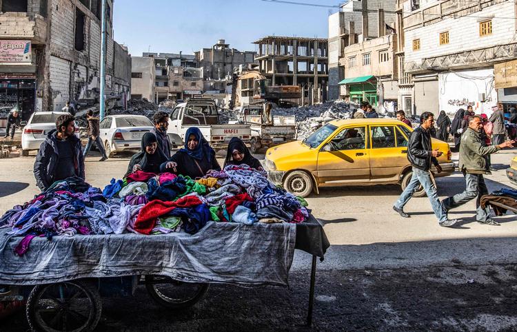 I Raqqa, den tidligere hovedstad for IS' kalifat- går livet videre. Byen blev befriet fra IS i 2017. Hele kalifatet var nedkæmpet i marts 2019, men jihadister truer stadig området. Foto: Delil Souleiman/Ritzau Scanpix